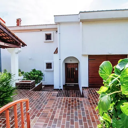 Appartement Inviting With Garden, Barbecue, Garden Furniture *