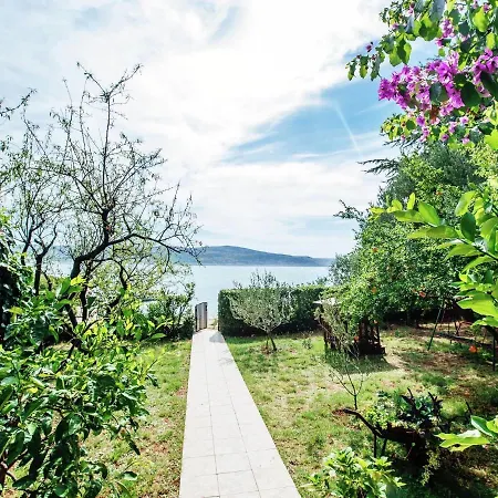 Appartement Inviting With Garden, Barbecue, Garden Furniture *