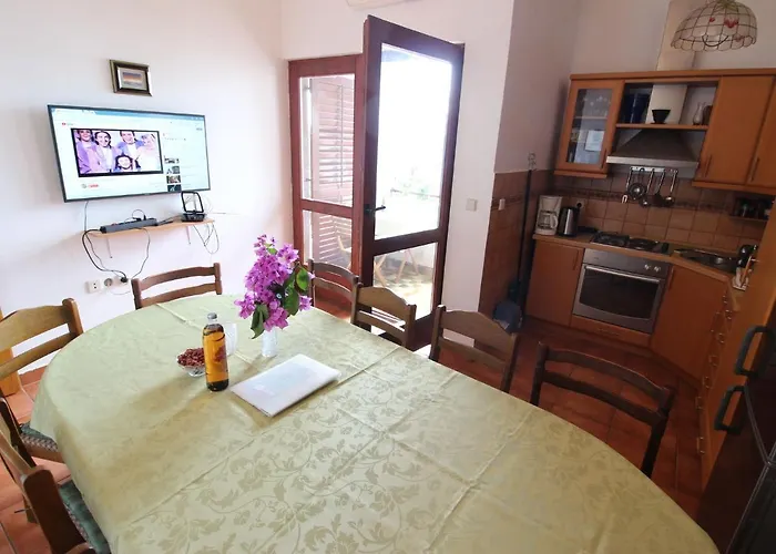 Apartman Inviting With Garden, Barbecue, Garden Furniture Stari Grad