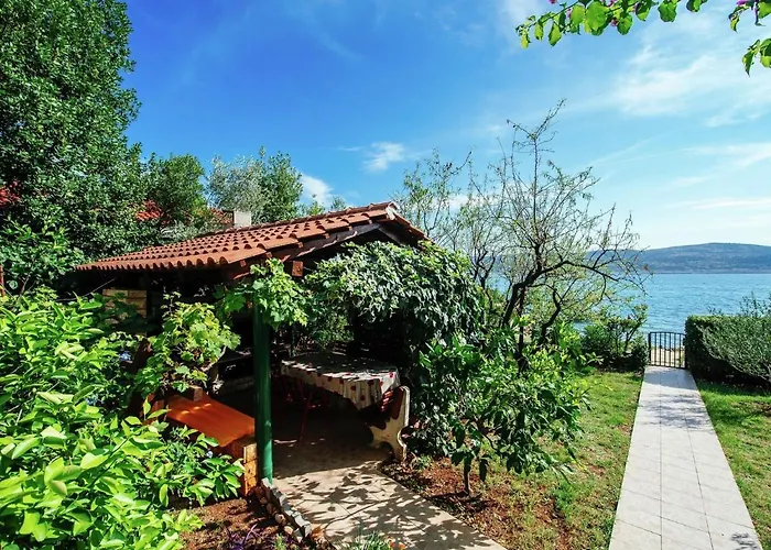 Apartman Inviting With Garden, Barbecue, Garden Furniture Stari Grad