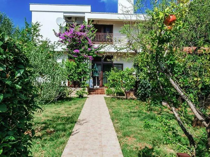 Διαμέρισμα Inviting Apartment With Garden, Barbecue, Garden Furniture