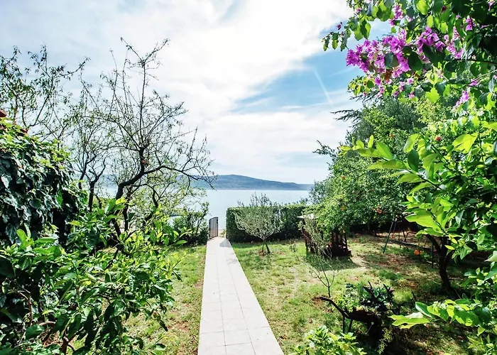 Διαμέρισμα Inviting Apartment With Garden, Barbecue, Garden Furniture *