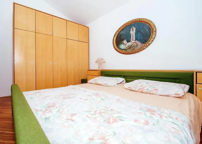 Inviting Apartment With Garden, Barbecue, Garden Furniture Stari Grad (Hvar)
