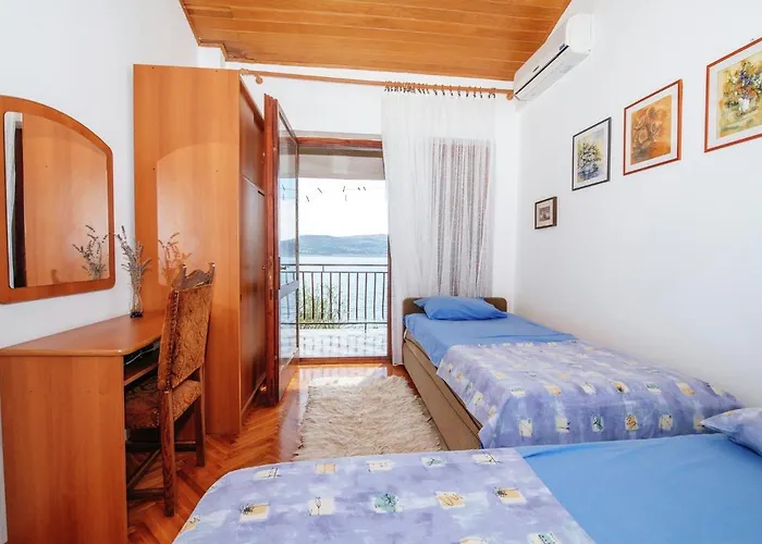 Inviting Apartment With Garden, Barbecue, Garden Furniture Stari Grad (Hvar)